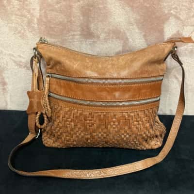 Colorado Women's Crossbody Leather Handbag Toffee 2 Front Zip pockets one back zip pocket 