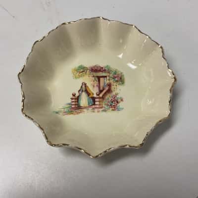 J & G Meakin Sunshine fluted dish with scalloped edges england