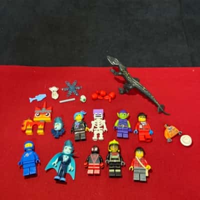 11 Lego Minifigures with 3 animals and accessories