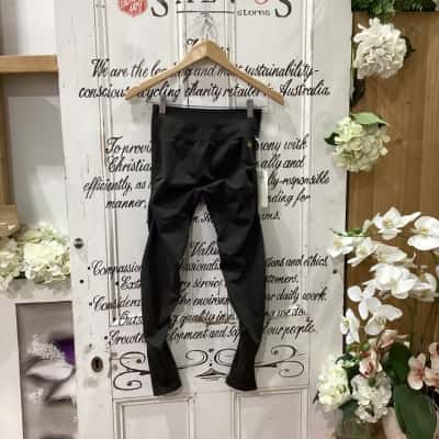 KISSED EARTH BRAND! Womens  Size L Leggings Grey! BNWT! THE PERFECT CONTOUR SEAMLESS LEGGINGS! GREAT FOR ANY WORK OUT!