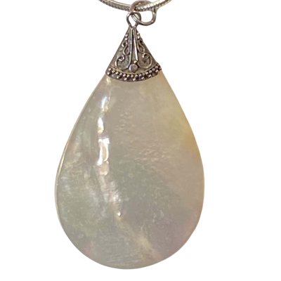  Women's Silver and Shell Pendant with Chain 