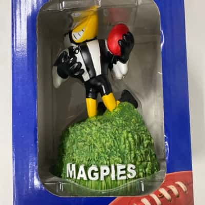 Collingwood Magpies statue