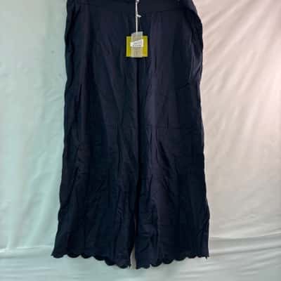 Virtuelle Womens  Size 12 3/4 length Shorts Blue 