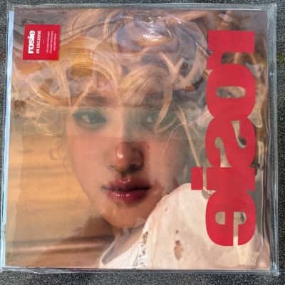 Exclusive CD packaging for Rosé's debut solo album, rosie, released in 2024, includes a premium cover postcard and eleven oversized postcards.(B20)