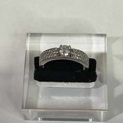  925 Marked Womens Ring w/ Stones 