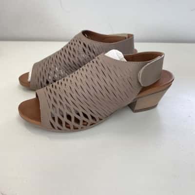 Bueno Ruby Darkstone Mid Heels  Size 39 