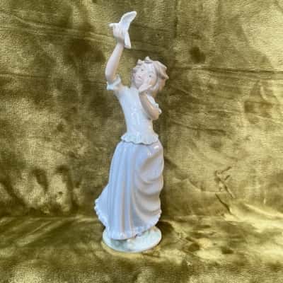 Vintage Porcelain Figurine. Nao by Lladro. ‘Playing with Dove’
