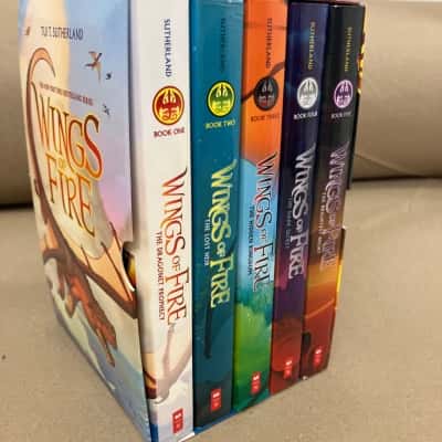 NEW YORK TIMES BEST SELLING SERIES! Wings of Fire by Tui T. Sutherland