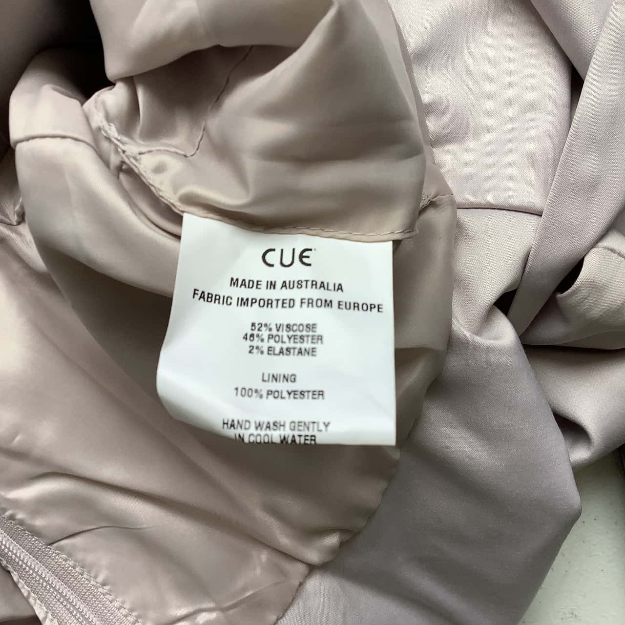 Cue Women's Size 6 Sleeveless Peplum Top Satin Off White (s)