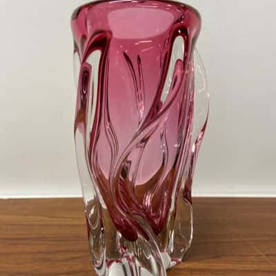 Stunning pink twisted freeform sculptural glass vase 