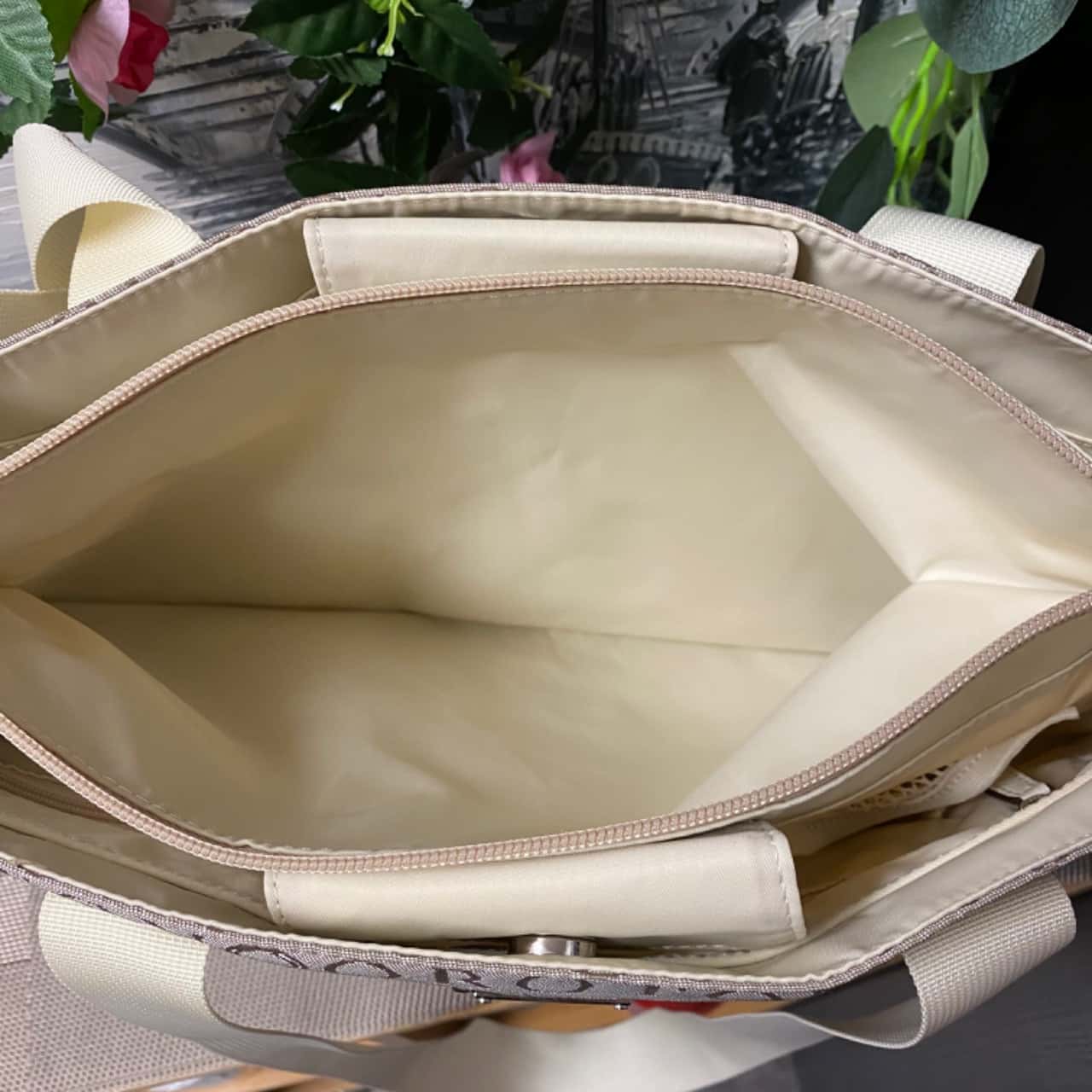 Womens Oroton Handbag w /Shoulder strap