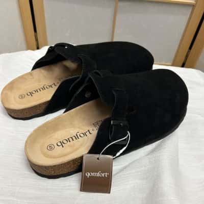 New With Tags QOMFORT Size 46 Genuine Suede Leather Clogs / Mules / Sandals Black