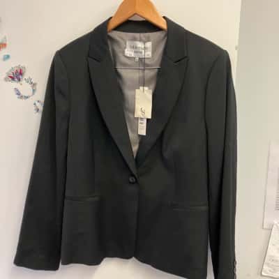 Table Eight W Size 18 essentials range 1 button jacket in Black  