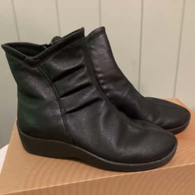  Womens  Size 5 Boots Black  