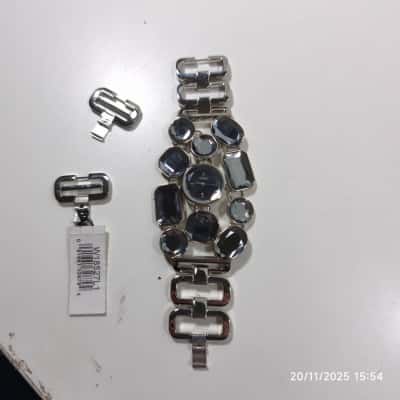Guess Womens Watch Stainless Mirrors and 2 Spare Links with box 