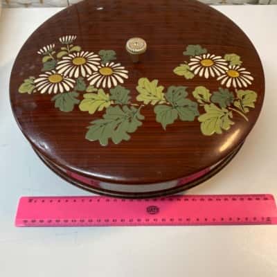 Wood pattern, flowers, retro box