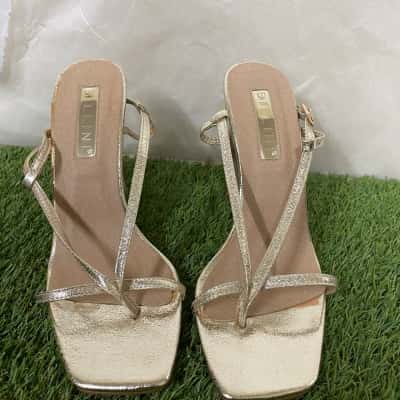 Billini Womens  Size 7 Heels Beige 