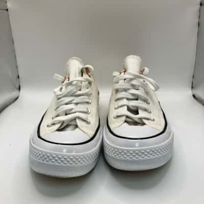Converse Unisex  Size 6 Mans / Size 8 Womens