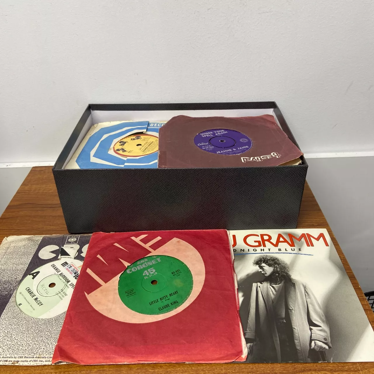 Collection of 40 x 45RPM vinyls in varying condition (s) - Used Good ...