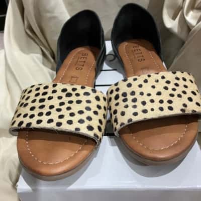 Betts Womens Sandals Size 8 Animal print / Black  