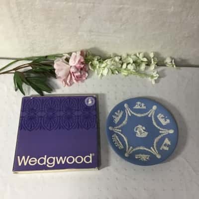 Vintage Wedgwood Jasperware Blue / White Cherub Pattern Cake Plate (boxed)