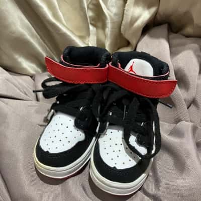 Nike Air Jordan Kids  Size 5 Shoes Black  / Red 