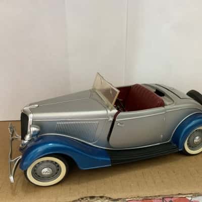 FORD 1934 V8 Die Cast Roadster. 1:18 Scale model car. (B22)