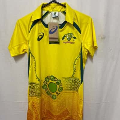 BNWT Cricket top
