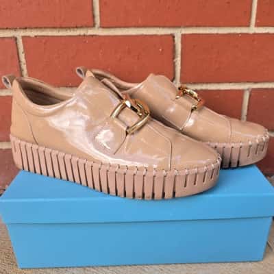 Django & Juliette  Womens  Size 40 Sneakers Beige 