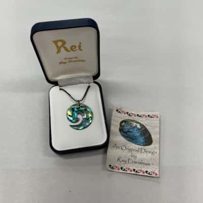  Women’s Beautiful NZ Swirl Paua Shell Necklace - Still in Box