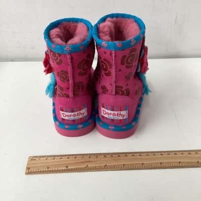 Wiggles Dorothy dinosaur Kids  Size 8 ugg boots 