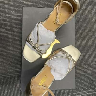 Siren Womens  Size 39 Evette Soft Gold High Heel 
