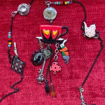 Alice in wonderland necklace 