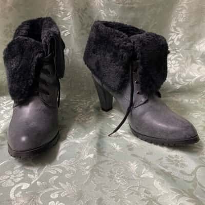  Womens  Size 7 Heels Black  / Grey 