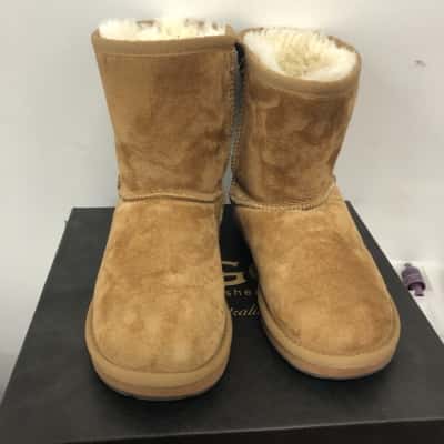 UGG Auzland Sheepskin Womens  Size 6 Boots Brown 
