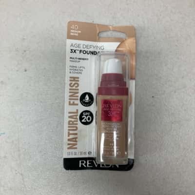 Revlon Natural Finish Age Defying Foundation (40 Medium Beige)