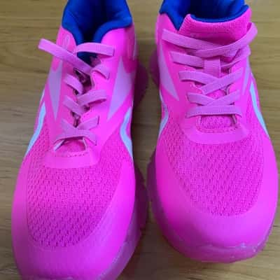 Reebok Kids Barbie Zig n Glow sneakers in bright pink mesh with light up midsoles. Size 1 Shoes 