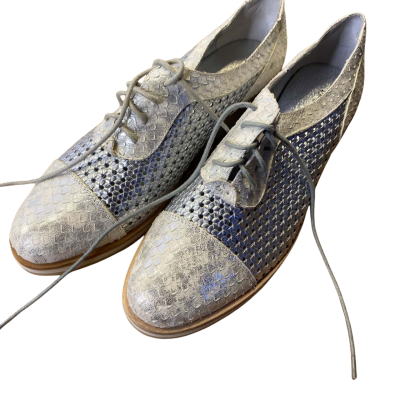 Django & Juliette  Womens  Size 40 Silver / White  Shoes