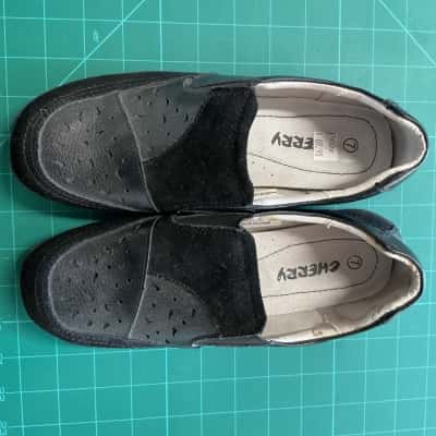 New Cherry Womens  Size 7 Black Leather Loafers