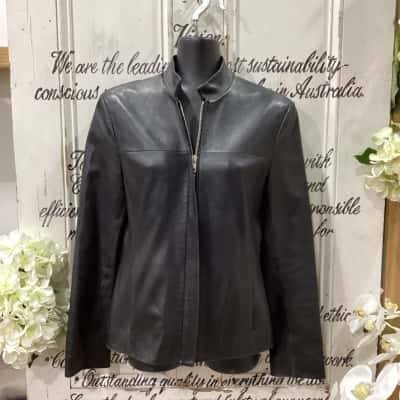 SARAY LEATHER BRAND! Womens  Size XS Leather Jacket Black! MADE IN AUSTRALIA! THE PERFECT LEATHER JACKET! HAS ZIP CLOSURE! FUNCTIONAL POCKETS! SLIGHT V NECK COLLAR! GREAT FOR ADDING A LITTLE SOMETHING TO ANY OUT FIT!