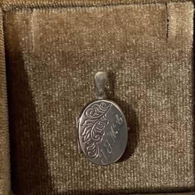  Womens Vintage Sterling Silver Oval Locket 