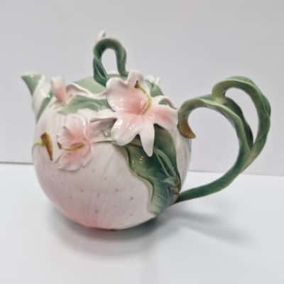 Gorgeous Porcelain Ginger Lily Teapot