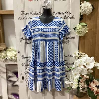 JOOP & GYPSY BRAND! BABYDOLL TIERED MIDI DRESS WITH GEOMETRIC TRIANGLE PATTERNS THROUGHOUT! Womens  Size 10 Babydoll Dress / Midi Dress / Short Sleeve Dress  Blue / Pattern / White 
