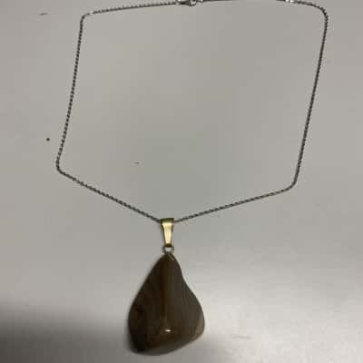  Women’s Banded Agate (natural stone) pendant on silver plate chain 