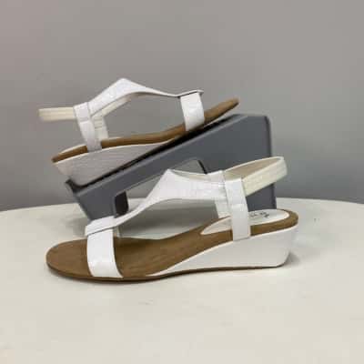 BNWOT instep  Womens  Size 6 Sandals Crocodile embossed print / White 