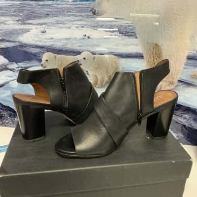 Wittner Womens  Size 38 Black  