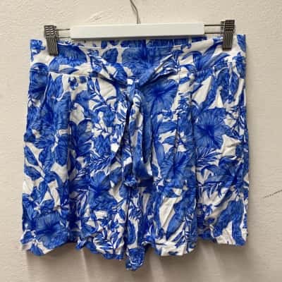  Womens  Size 10 Blue / Floral shorts