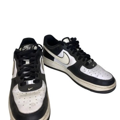 Nike Mens  Size 11 Sneakers Black  / White 