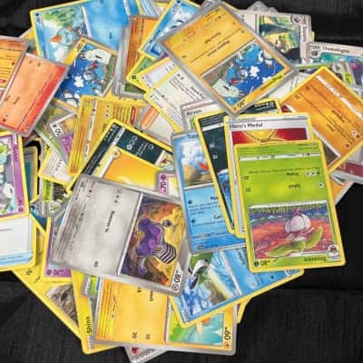 Pokémon cards x 100