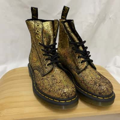 Dr Martens Womens Size 36 Gold crackle 